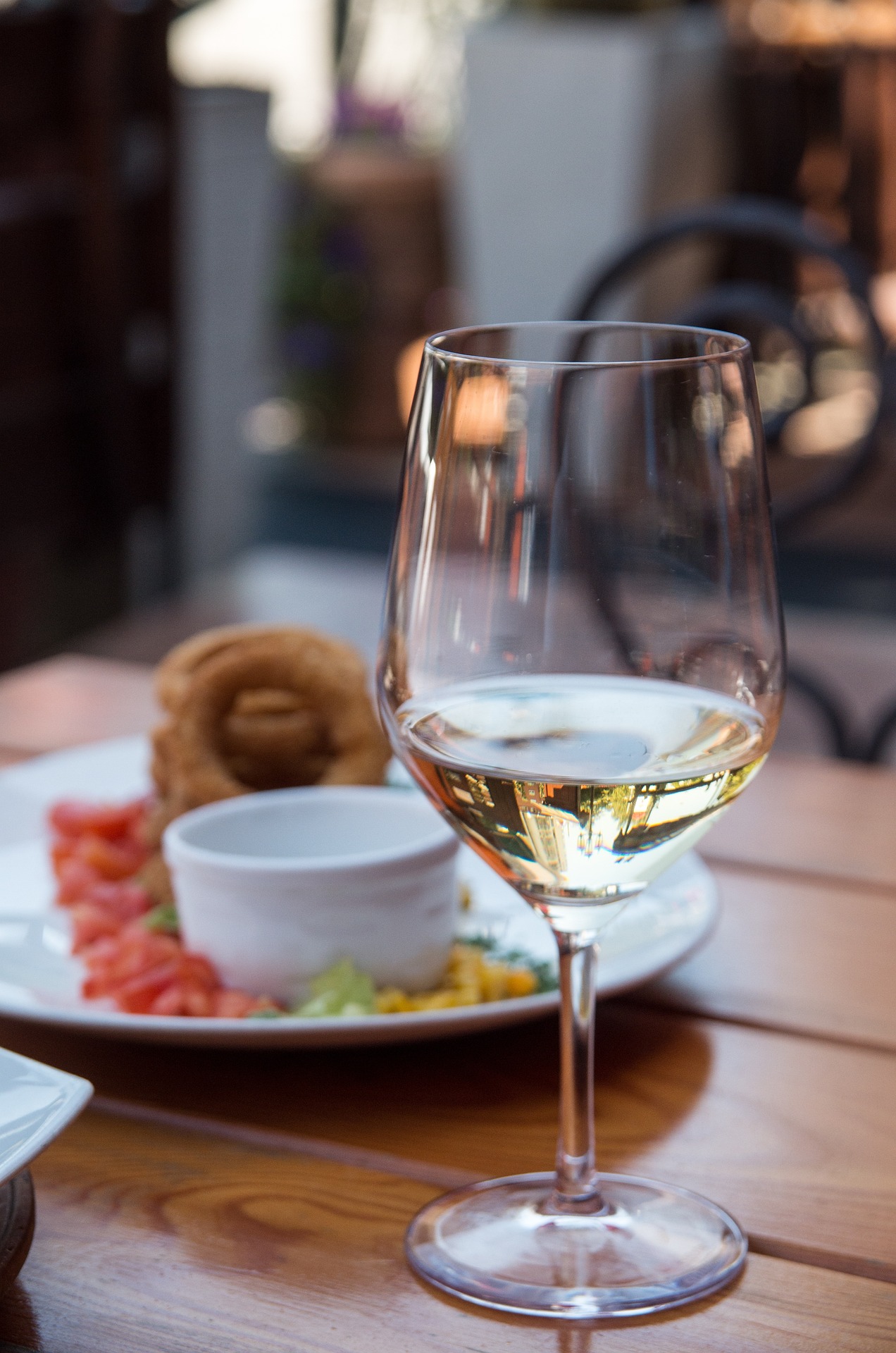 Vin léger et frais : le choix idéal pour débuter votre apéritif ou votre repas
