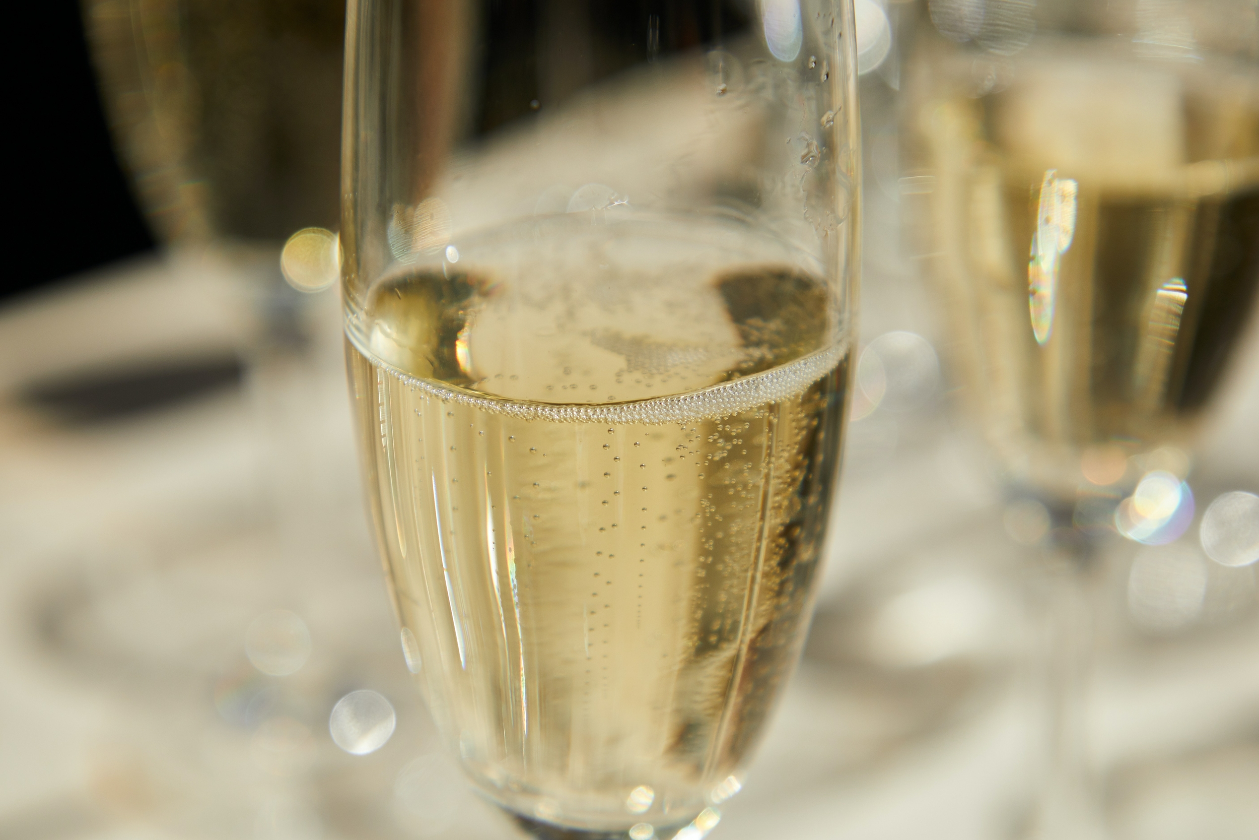 Champagnes Blancs de Noirs : Pourquoi Sont-Ils Renommés pour Leur Vinosité ?