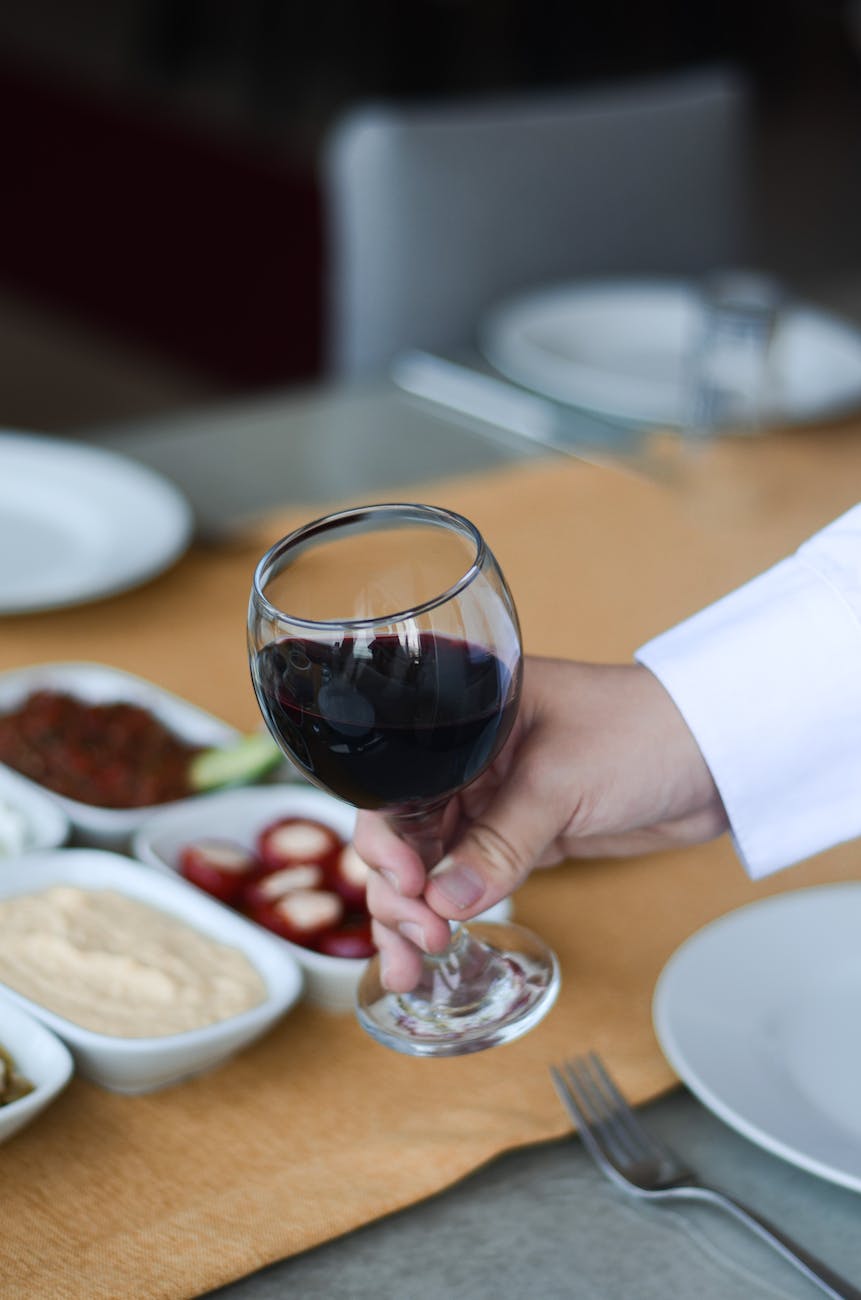 5 Astuces pour Évaluer le Corps d'un Vin Rouge Comme un Pro