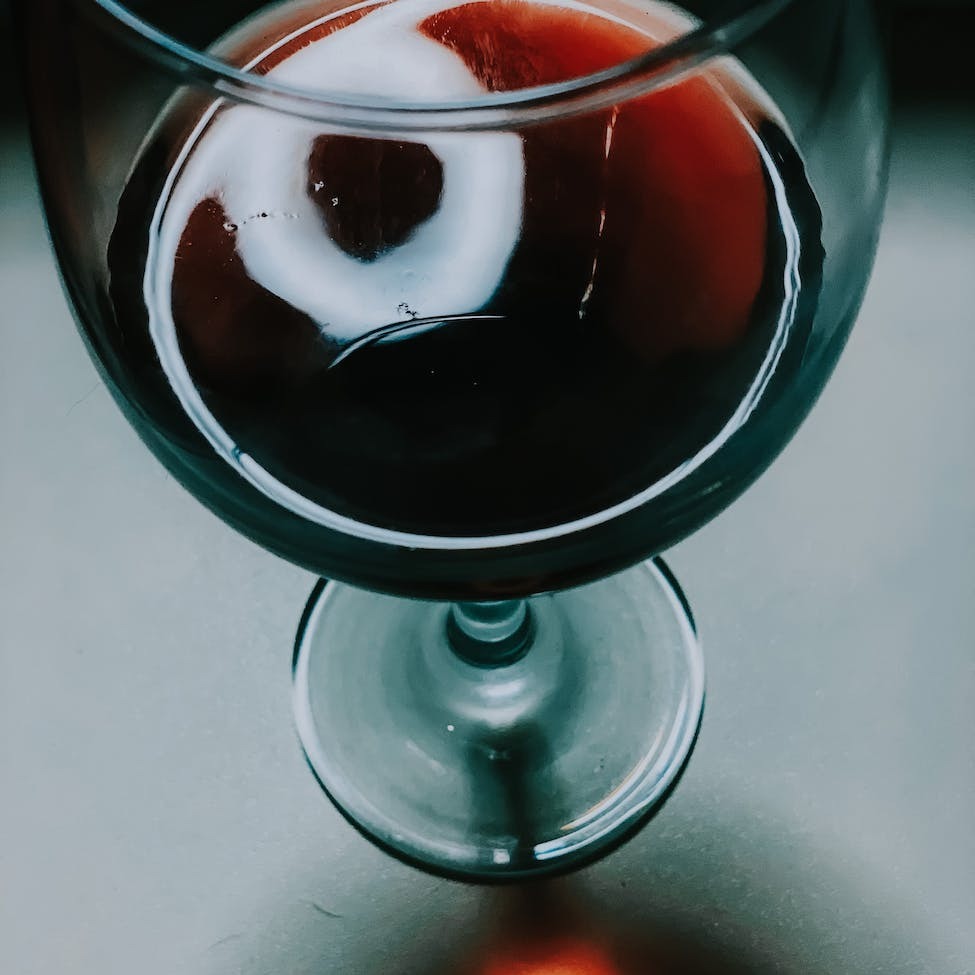 la robe du vin rouge tuilee comprendre sa signification 1