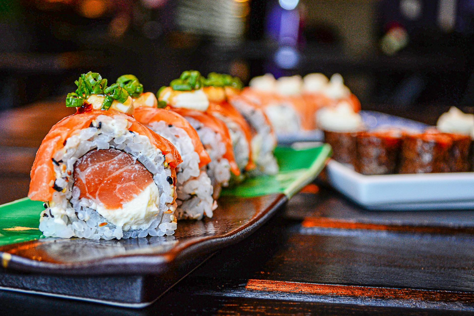 sushi sur plaque en ceramique
