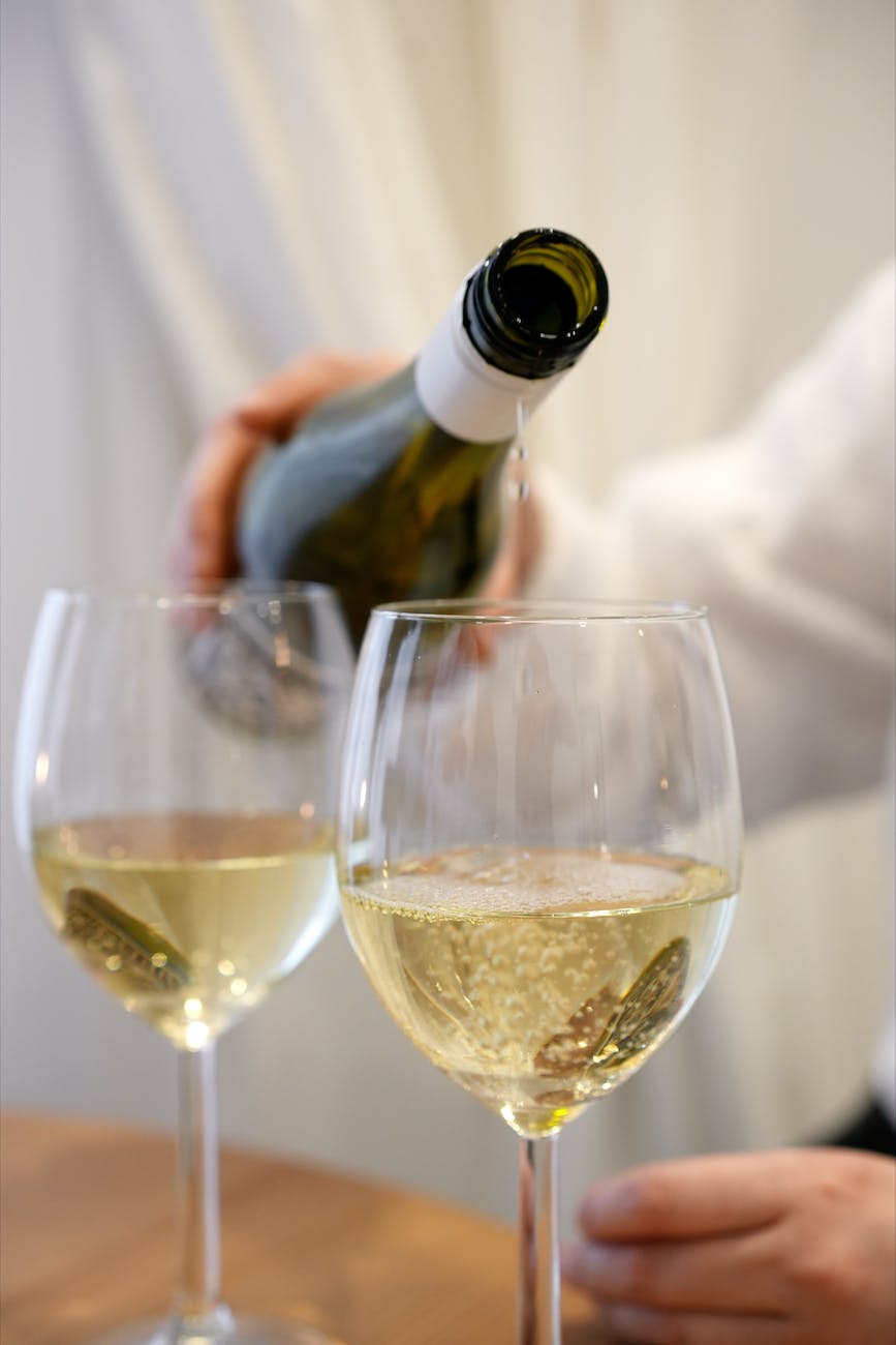 verre de vin blanc a servir avec apero fromage