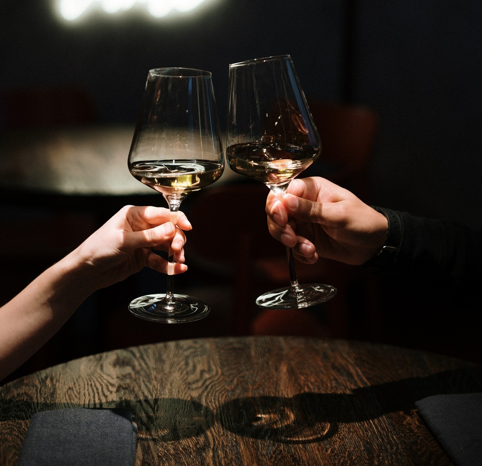 tenez votre verre comme un pro les erreurs a eviter la bonne facon