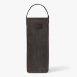 Sac en coton ciré résistant, doublure isolante, anse en cuir végétal. Idéal pour garder vos bouteilles fraîches.