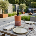 Rafraîchisseur vieux rose et terre cuite sur une terrasse moderne