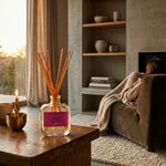 Diffuseur bâtonnet sauterne patchouli figue posé sur une table dans un salon cosy