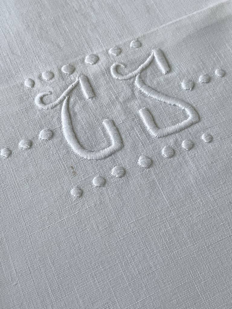monogramme-broderie-blanche-coudre-broder-fait-main-antiquite
