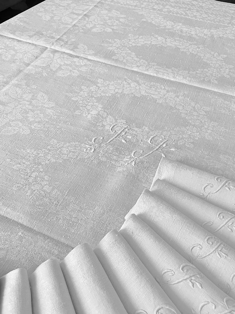 linge-ancien-broderie-blanche-art-de-la-tablre-nappe-serviettes-monogramme