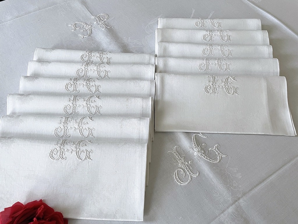 linge-ancien-nappe-serviettes-lin-damasse-monogramme-broderie-fait-main