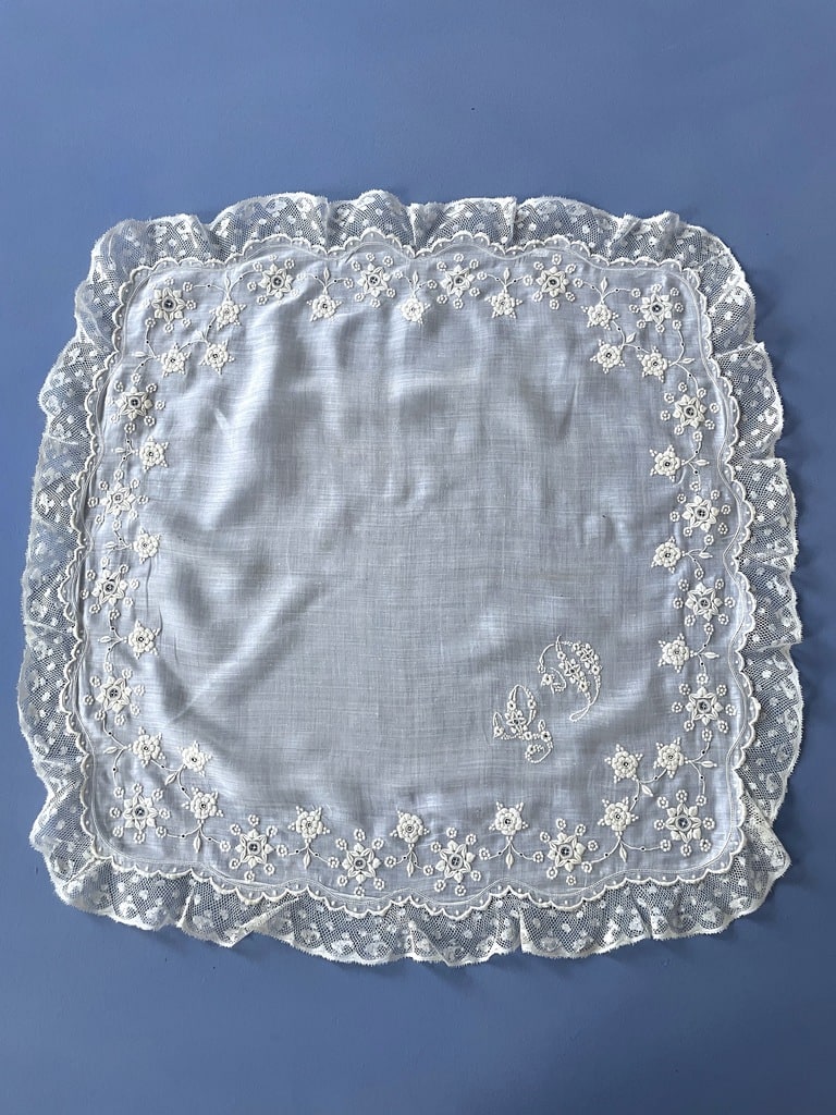 Grand mouchoir de mariage ancien / A. Lanon / broderie vigne : 49