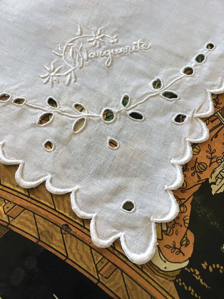 Mouchoir  Marguerite  brodé sur fil de lin - Vers 1900
