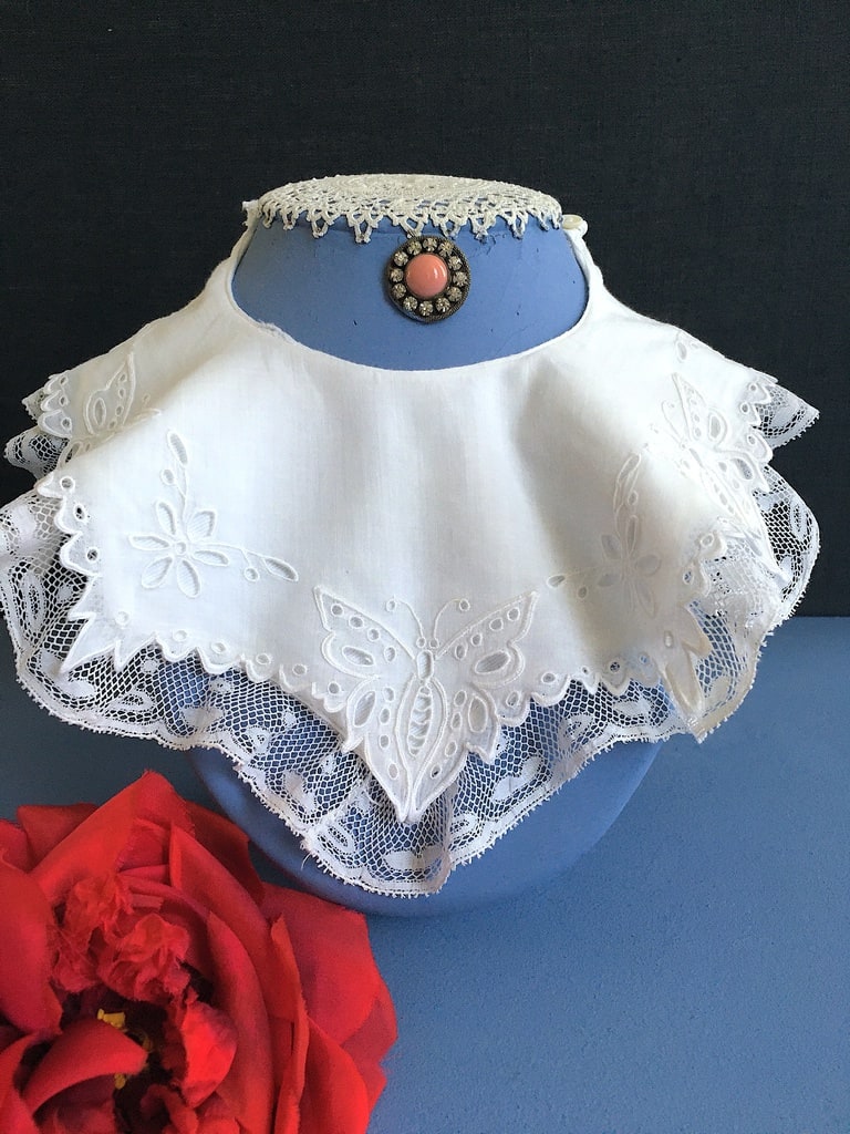 Bavoir aux papillons - Percale et dentelle de Valenciennes - Début XXe