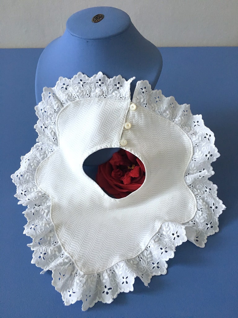 Bavoir ancien en piqué de coton et broderie anglaise - Début XXe