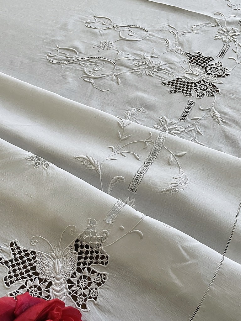 Découverte de drap - Pur fil de lin - Importante broderie blanche et dentelle reticella - Fin XIXe