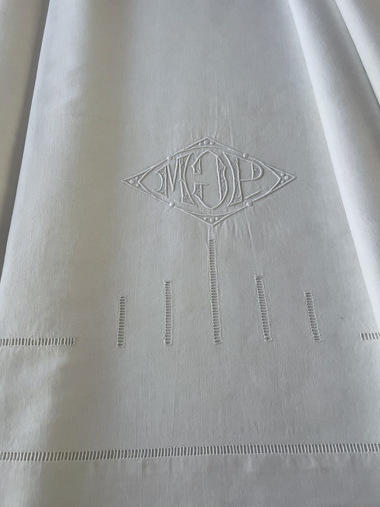 drap-ancien-linge-de-lit-broderie-blanche-chiffre-monogramme-initiales-fait-main