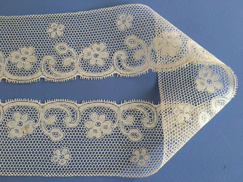 dentelle-ancienne-mat-brodes-fuseaux-dentelliere