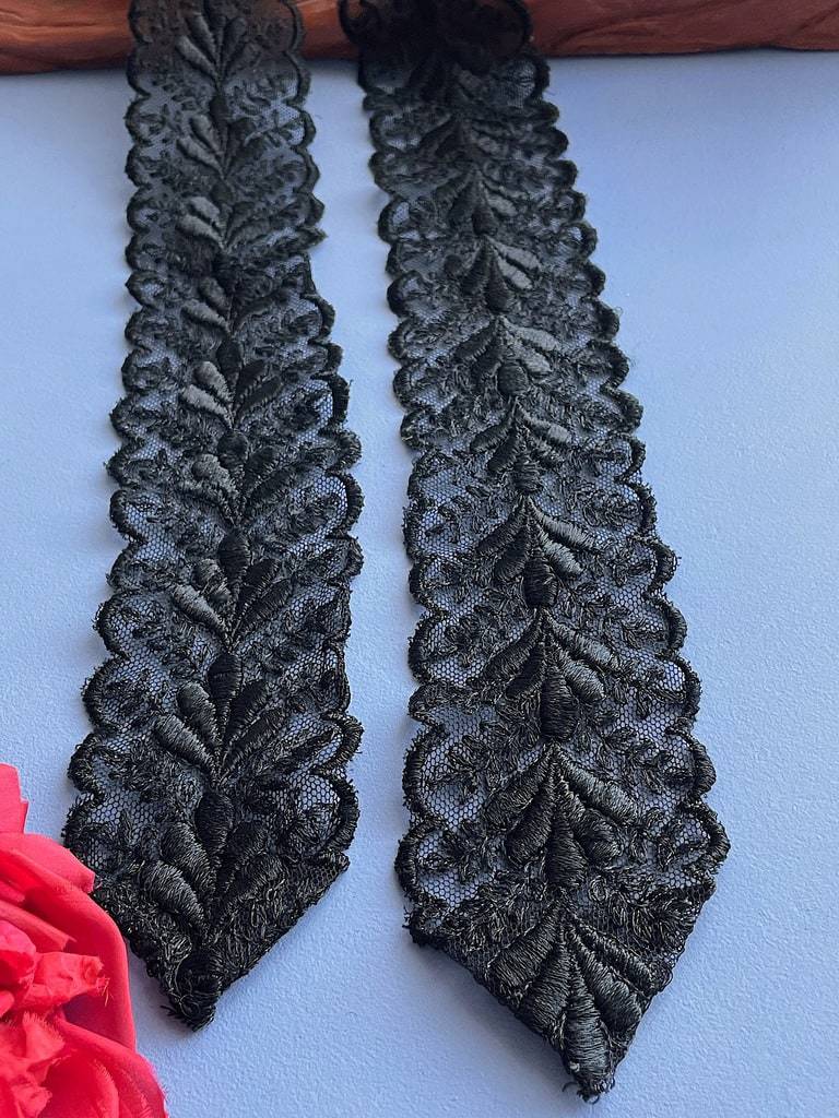 Cravate ancienne en tulle rebrodé au fil de rayonne - Début XXe