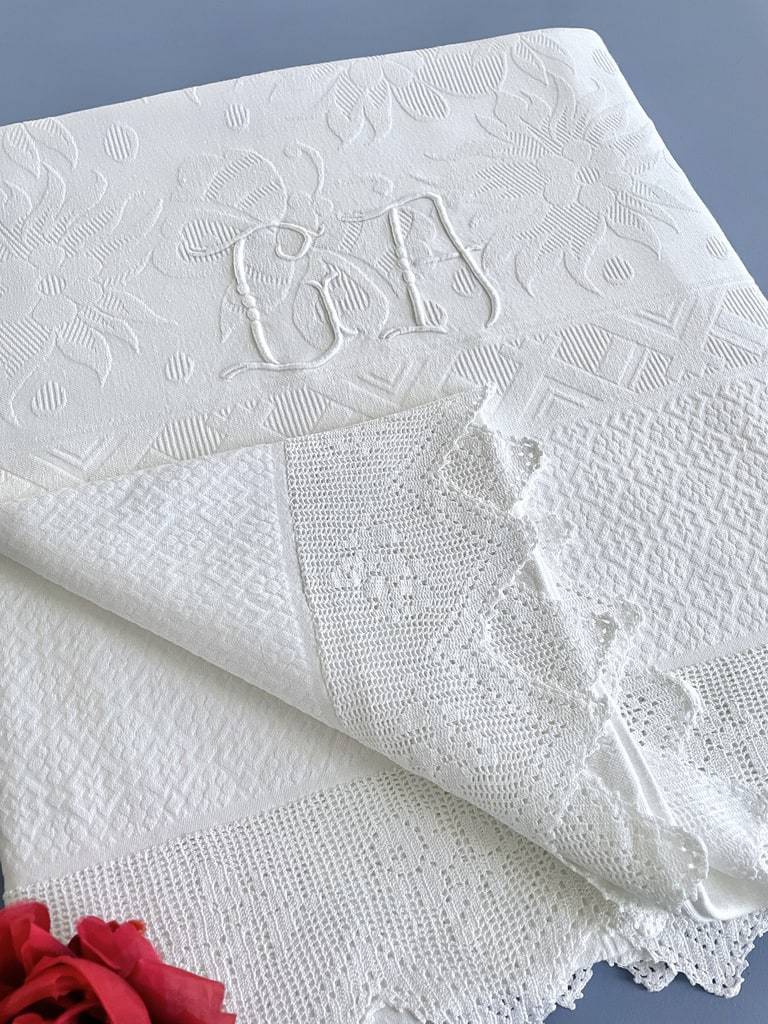 linge-ancien-couverture-piquee-coton-marialge-broderie-blanche-monogramme-brocante
