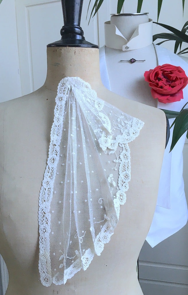 Jabot ancien en tulle de coton avec application de dentelle au lacet