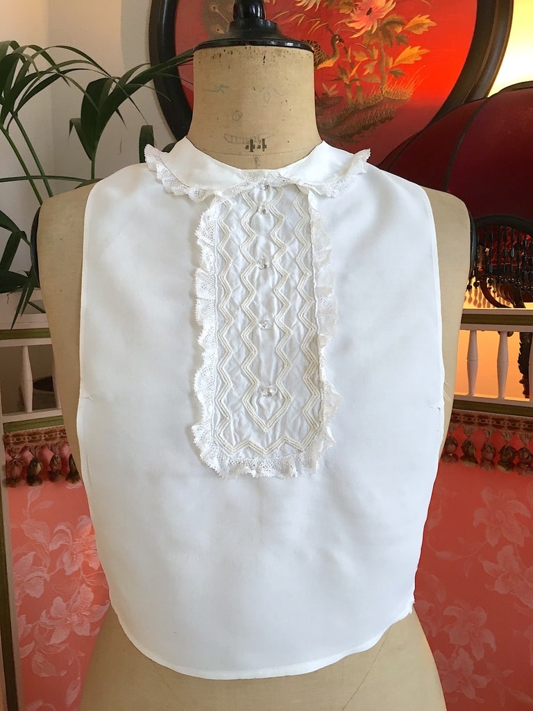 Plastron à jabot et fine dentelle - Mode des années 1950-60