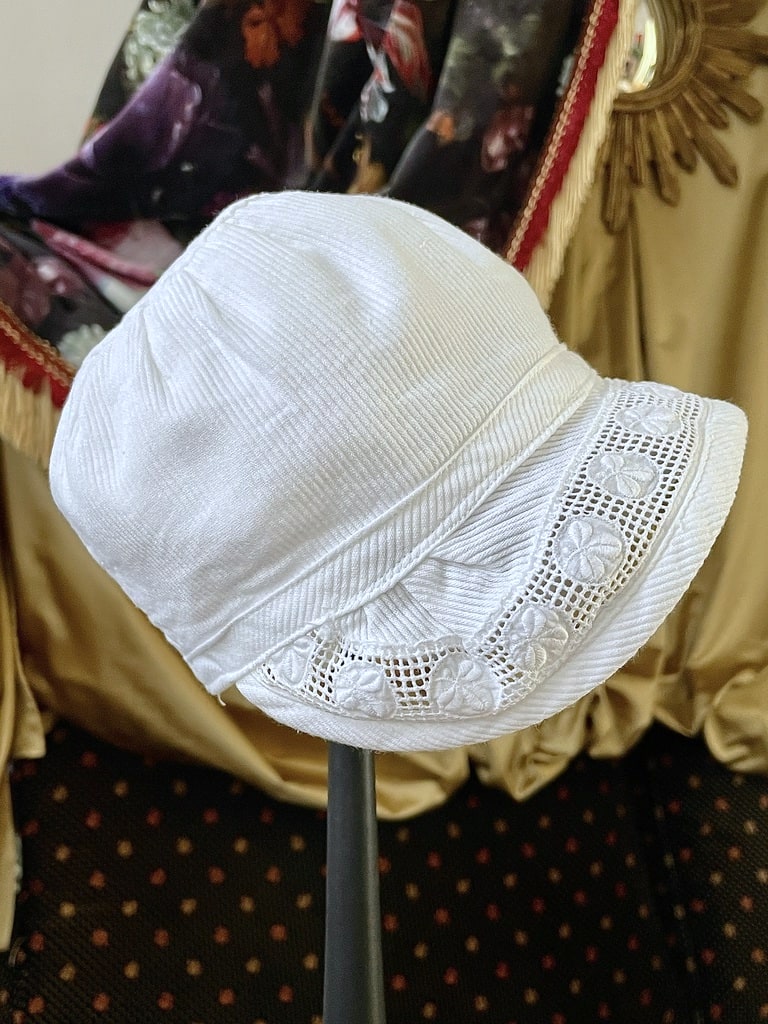 Béguin pour bébé - Bonnet en piqué de coton blanc - Début XXe