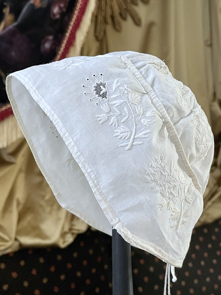 Béguin pour bébé - Bonnet en fil de lin et fine broderie blanche - Fin XIXe