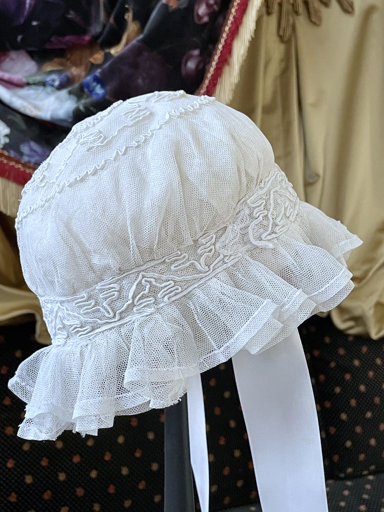 Coiffe pour enfant - Charlotte en tulle de coton brodé - vers 1900