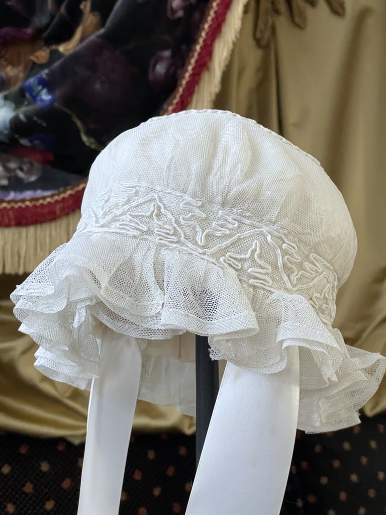 linge-ancien-charlotte-coiffre-bonnet-tulle-broderie-fine-fait-main