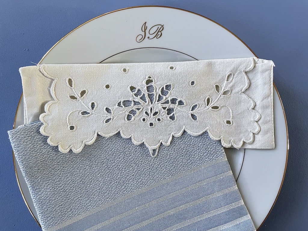 Pochette en lin range serviette - Broderie anglaise et feston