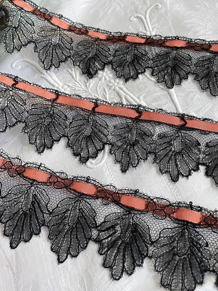 ancienne-dentelle-de-chantilly-passe-ruban-crepe-de-soie-noir-orange