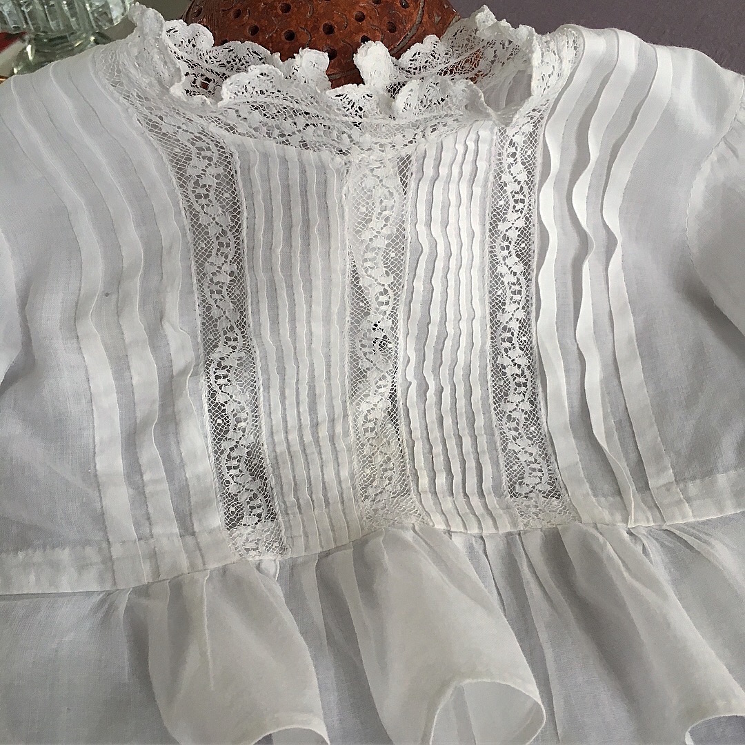 linge-ancien-bebe-broderie-fine-layette-brassiere-dentelle-fuseaux