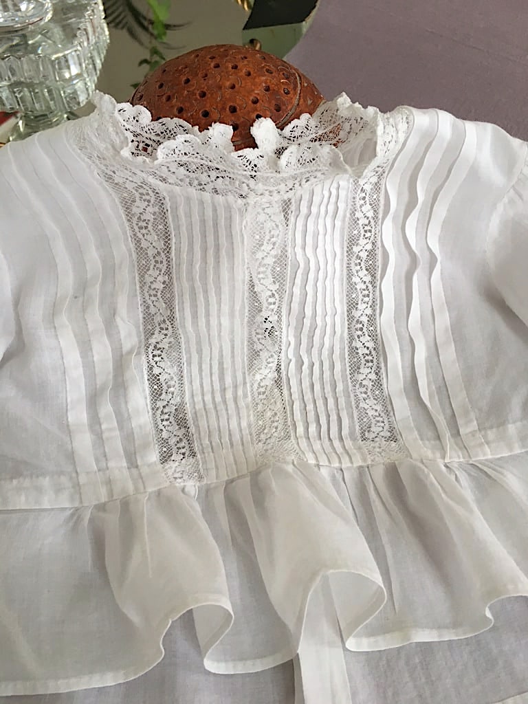 linge-ancien-pour-bebe-brassiere-linge-fin-voile-de-coton-plis-religieuse-antiquite