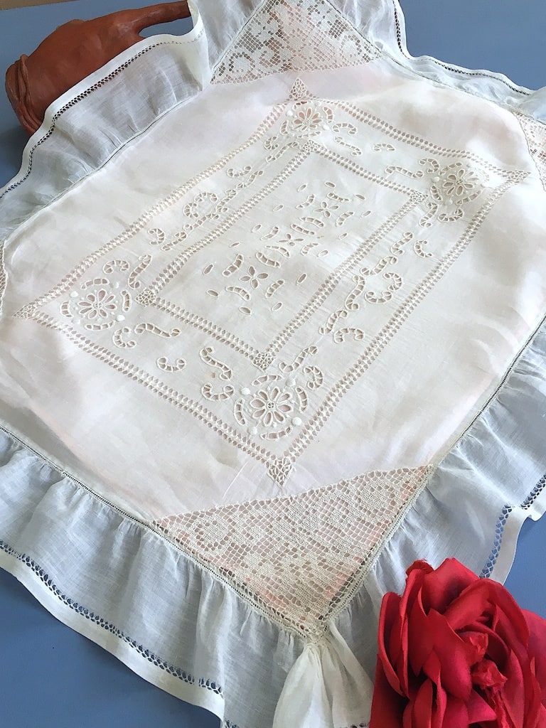 Dessus de berceau en voile de coton et broderie au filet - Vers 1900