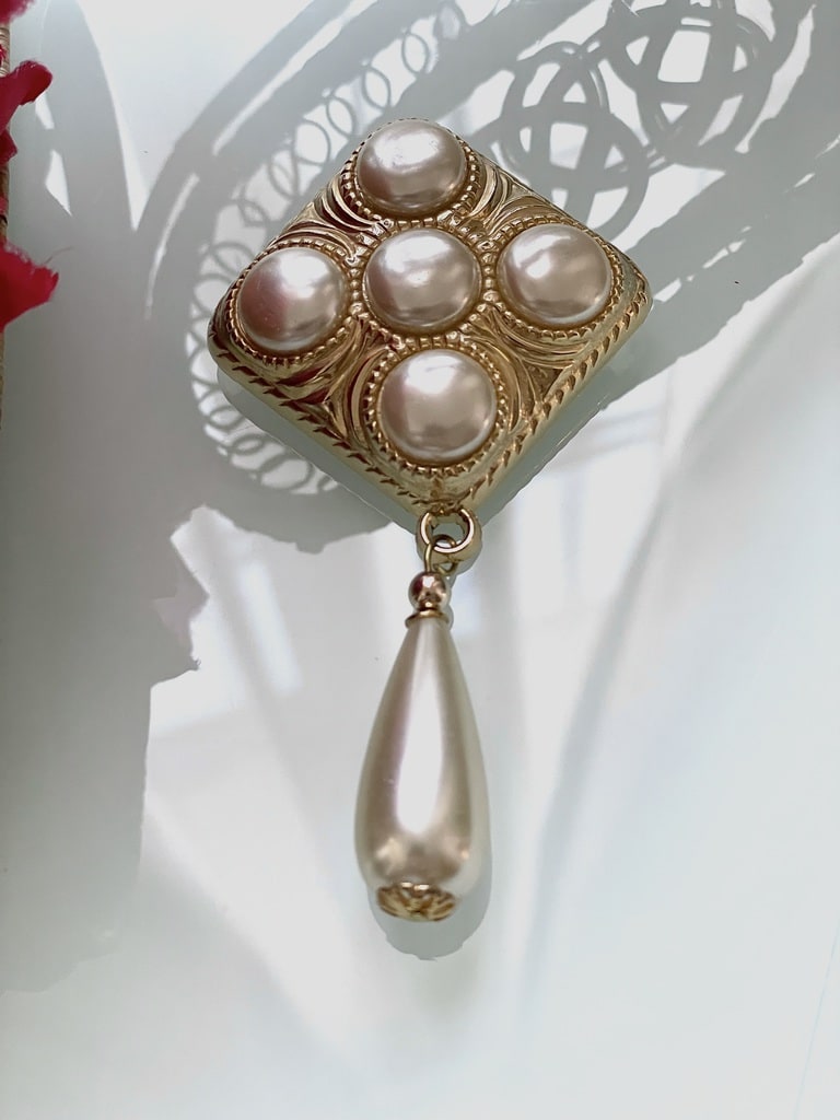 Broche fantaisie en perles fines - Matière synthétique - Vintage