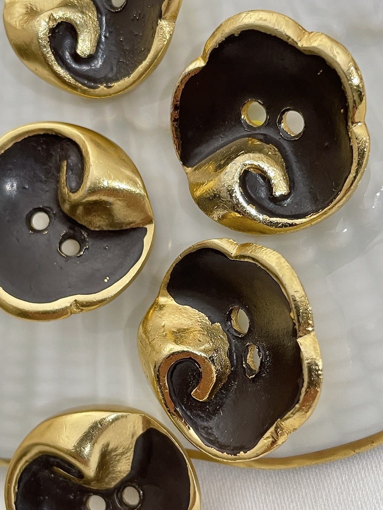 Série de cinq boutons en métal doré émaillé noir - Vintage