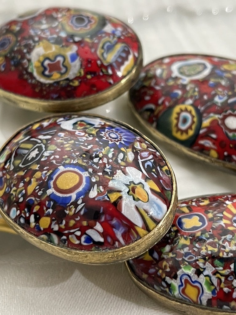 Série de quatre boutons couture en sulfure à décor millefiori - Collection vintage