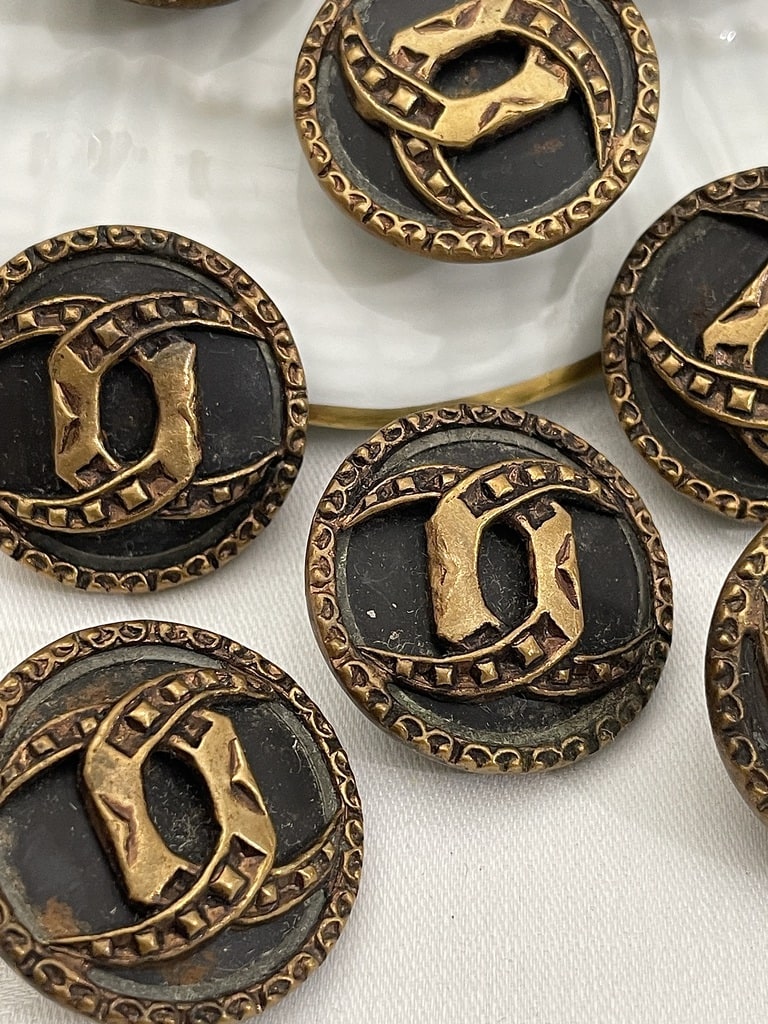 Série de huit boutons de tenue à décor de fers à cheval - Tôle emboutie