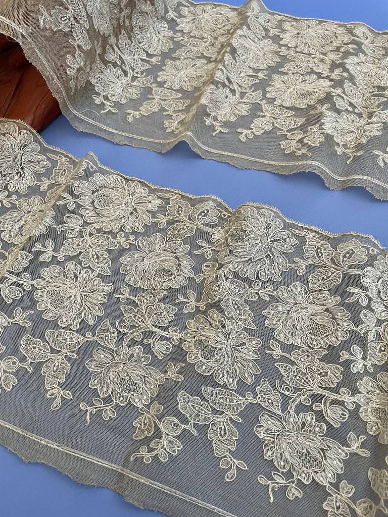 dentelle-ancienne-volant-en-tulle-coton-brode-antiquite