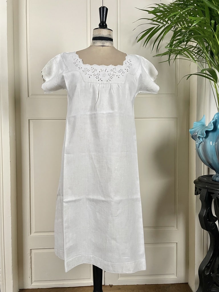 chemise-de-jour-dame-linge-ancien-fait-main-broderie-blanche-feston-dentelle