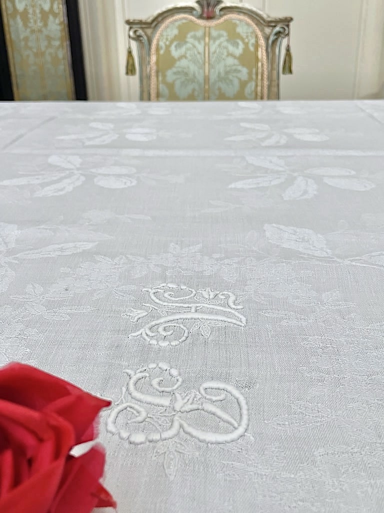 linge-ancien-nappe-damas-de-lin-monogramme-ab-broderie-blanche-point-plumetis-service-de-table