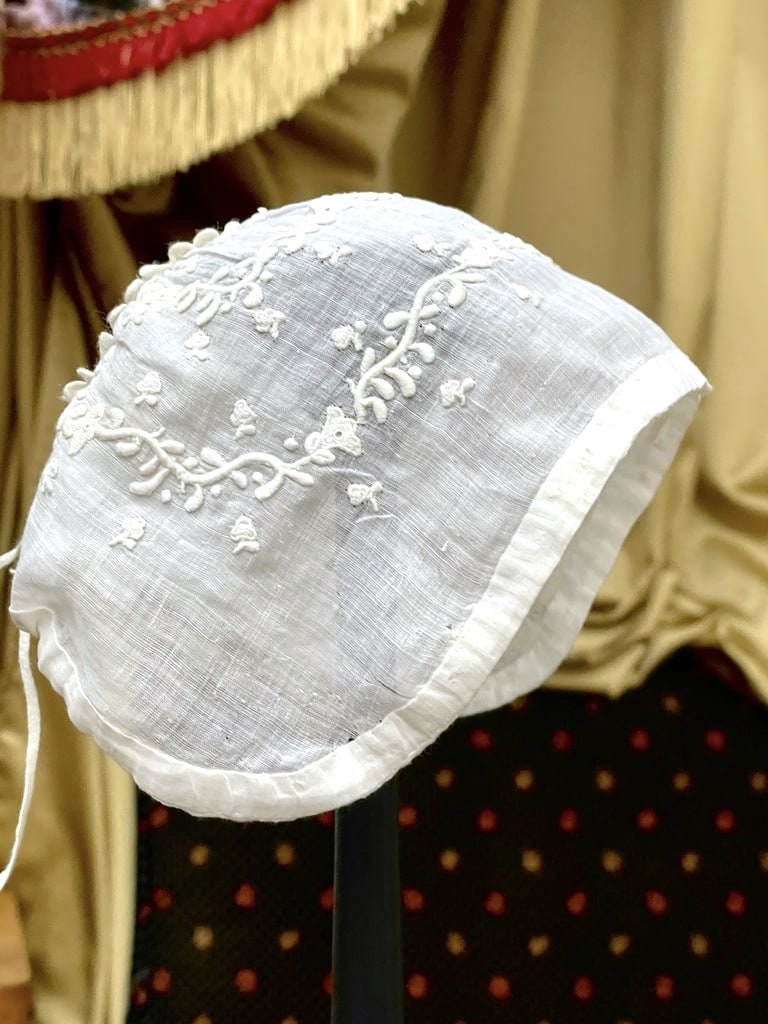 Petit bonnet en voile de coton brodé main - Linge ancien pour bébé - Vers 1900