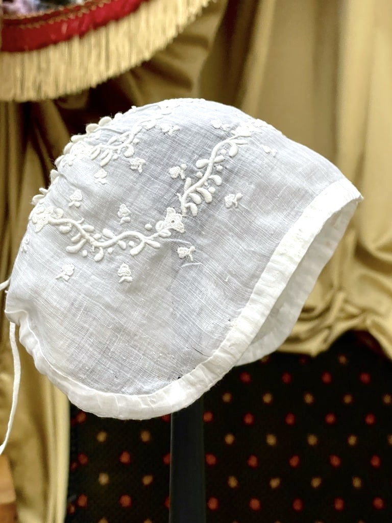 bonnet-begui-ancien-bebe-linon-brode-main-fleur-bapteme-linge-ancien