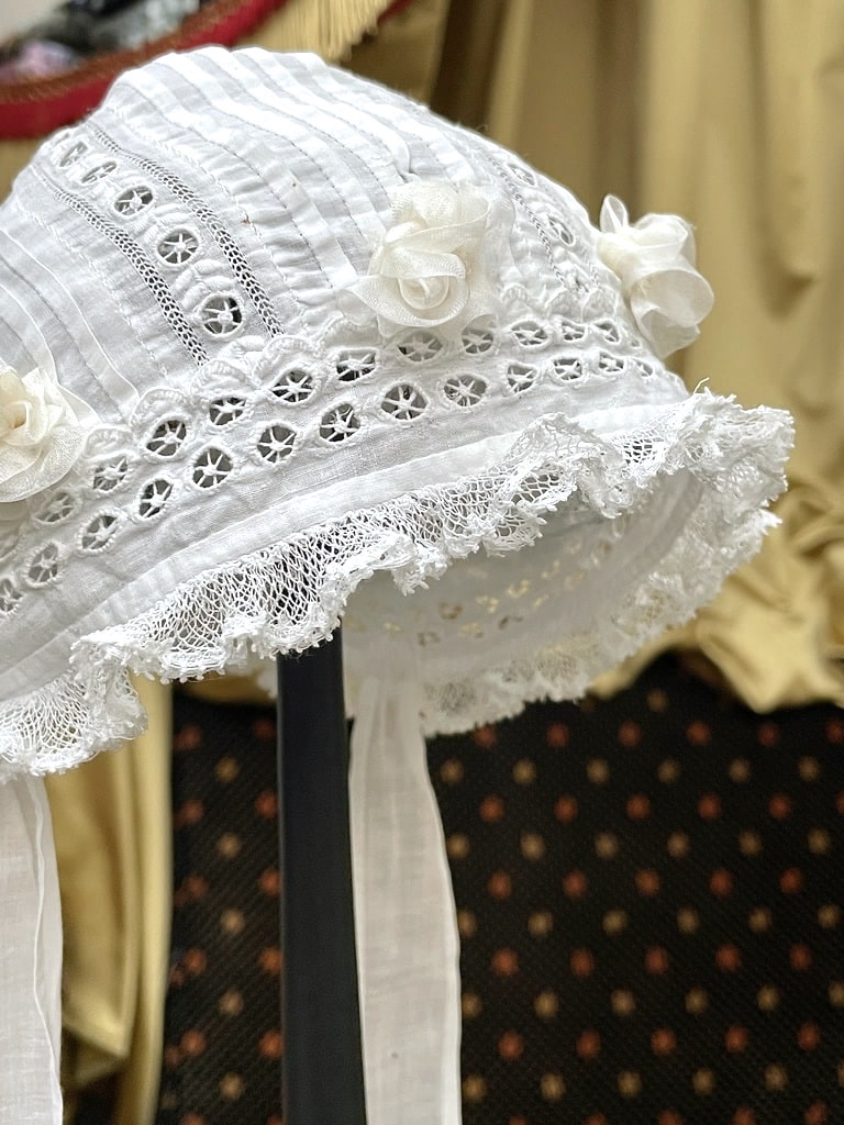 Bonnet ancien en fine batiste - Broderie anglaise et dentelle aux fuseaux - Vers 1900