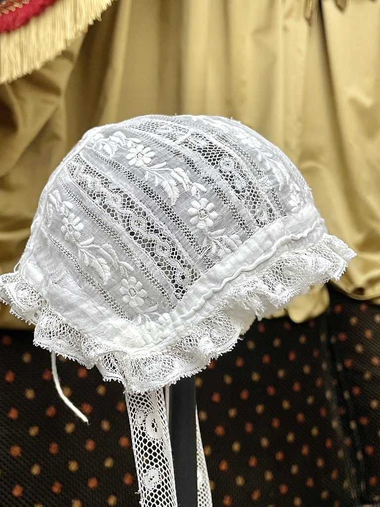 bonnet-ancien-beguin-bebe-dentelle-valenciennes-broderie-fine