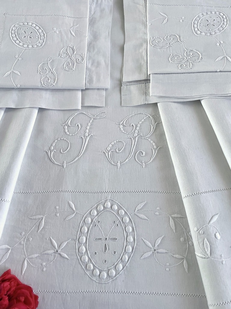 Parure de lit - 1 drap et 2 taies assorties en fil de lin - Monogramme JB ou IB - Linge ancien