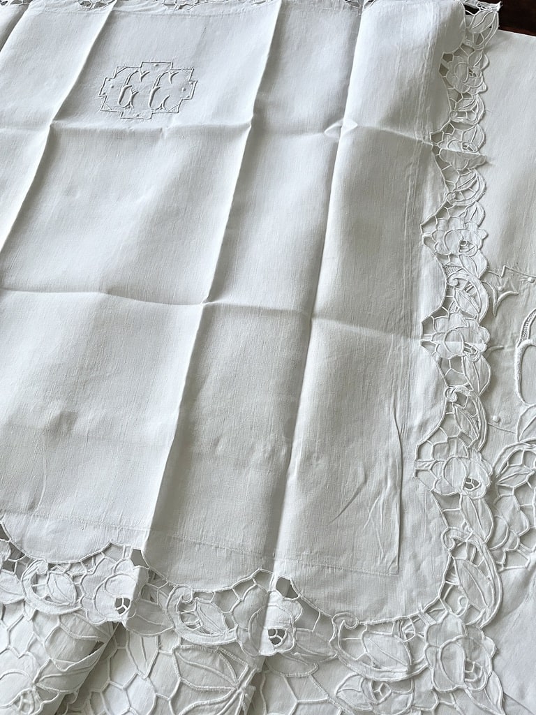 linge-ancien-taies-draps-nappes-couvertures-dessus-de-lit-serviettes-table-toilette-antiquite