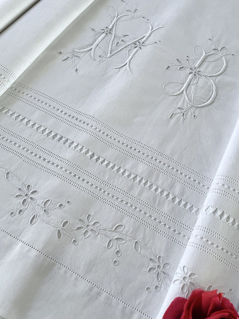 Grand drap en fil de lin - Monogramme MB - Broderie anglaise et broderie blanche - Linge ancien