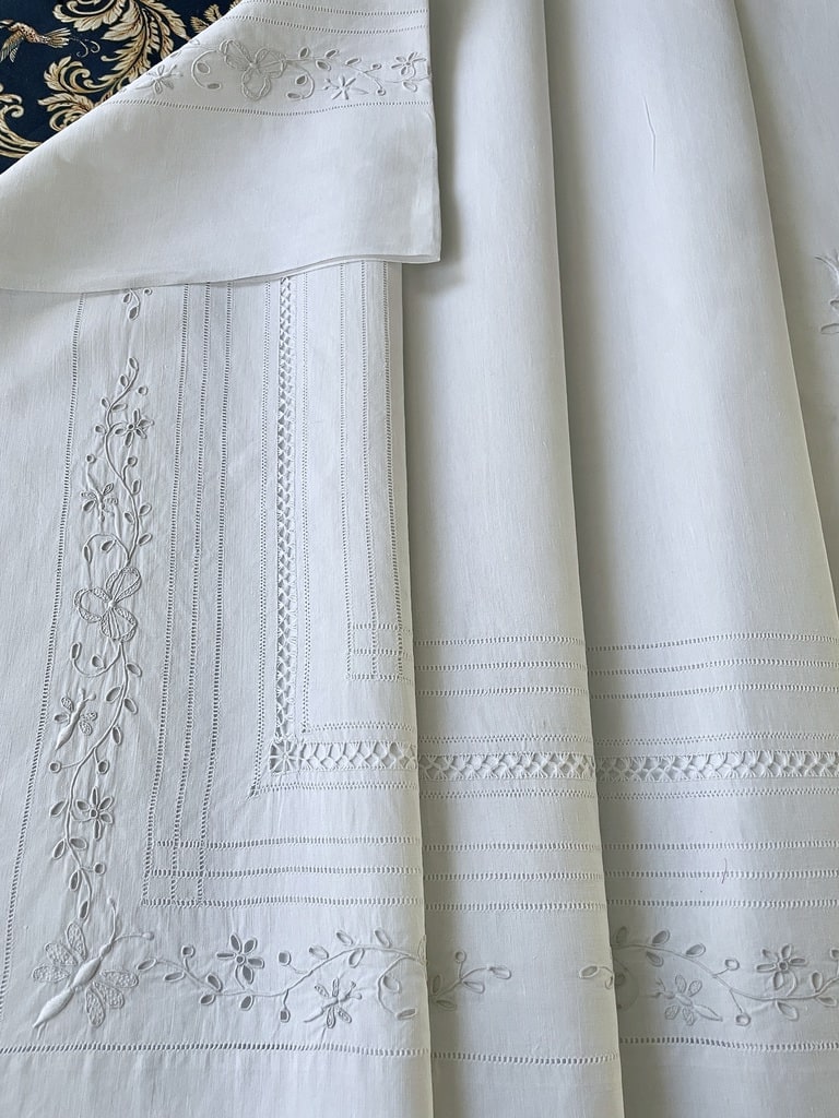 grand-drap-en-fil-broderie-blanche-initiale-jours-venise-echelle-linge-ancien