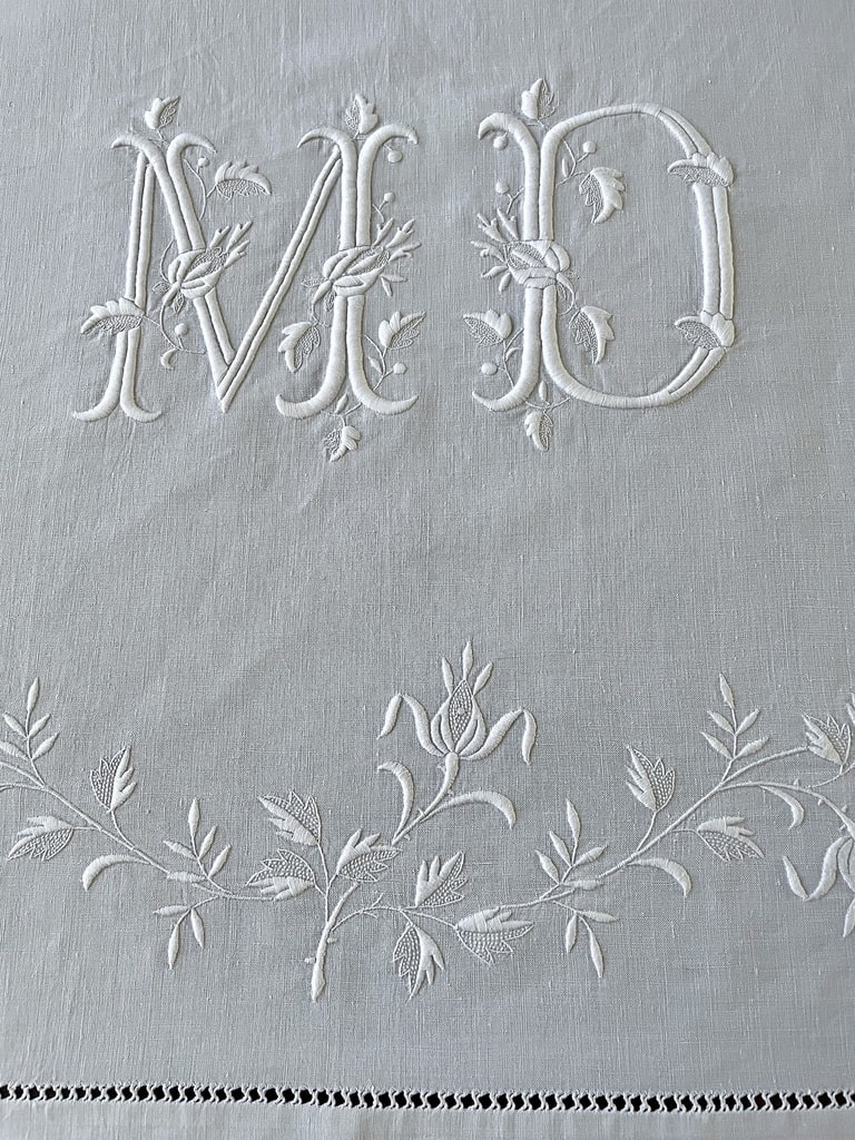 monogramme-m-d-decouverte-de-drap-ancien-lin-linge-de-maison-taie-couverture-nappes-serviettes-table