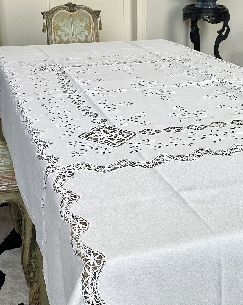 Longue et large nappe de présentation - Lin granité et broderie anglaise - Linge ancien